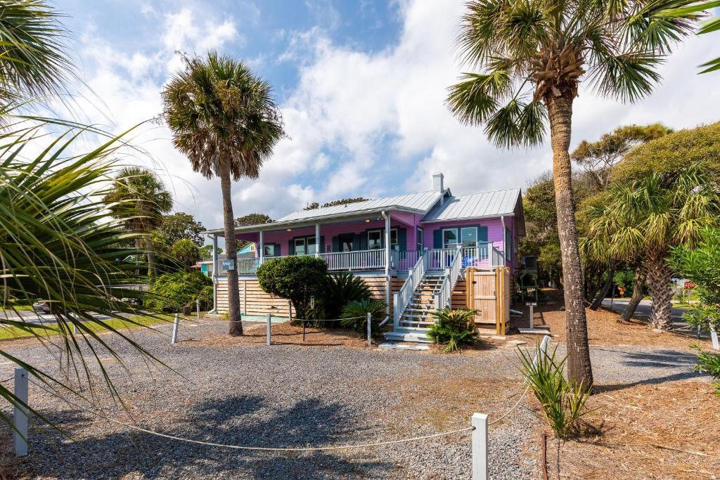 fioletowy dom z palmami przed nim w obiekcie 1120 E Arctic Ave - Neptune's Folly - Ocean View w mieście Folly Beach
