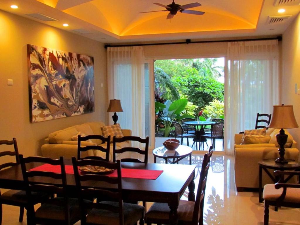 塔瑪琳的住宿－Tamarindo Condo 206 Matapalo，客厅配有桌子和沙发