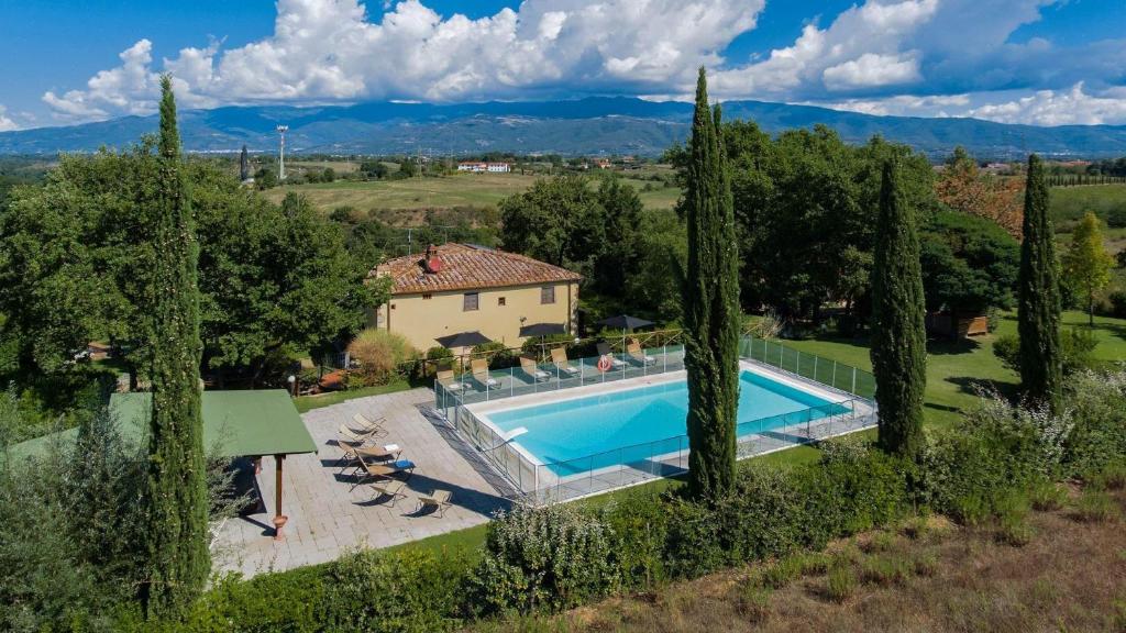 Una vista aérea de una villa con piscina. en Poggio alle Fonti 11, en Montevarchi