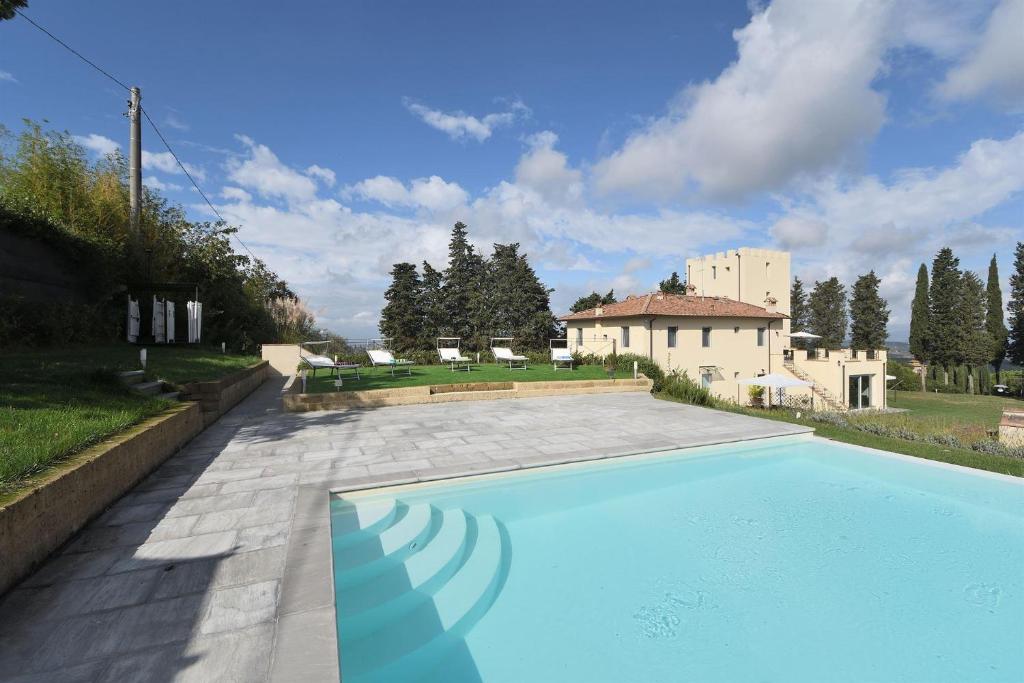 une grande piscine en face d'une maison dans l'établissement Villa La Torre 16, à Montespertoli