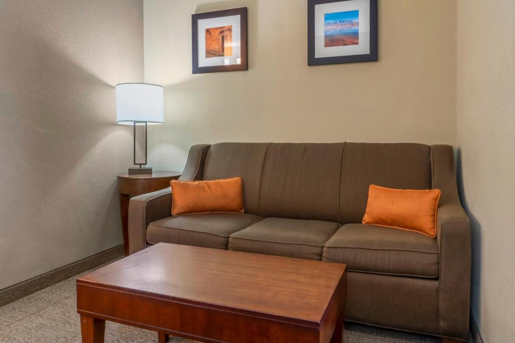 Comfort Inn Albuquerque Airport - King Suite: Accesible/no Fumar