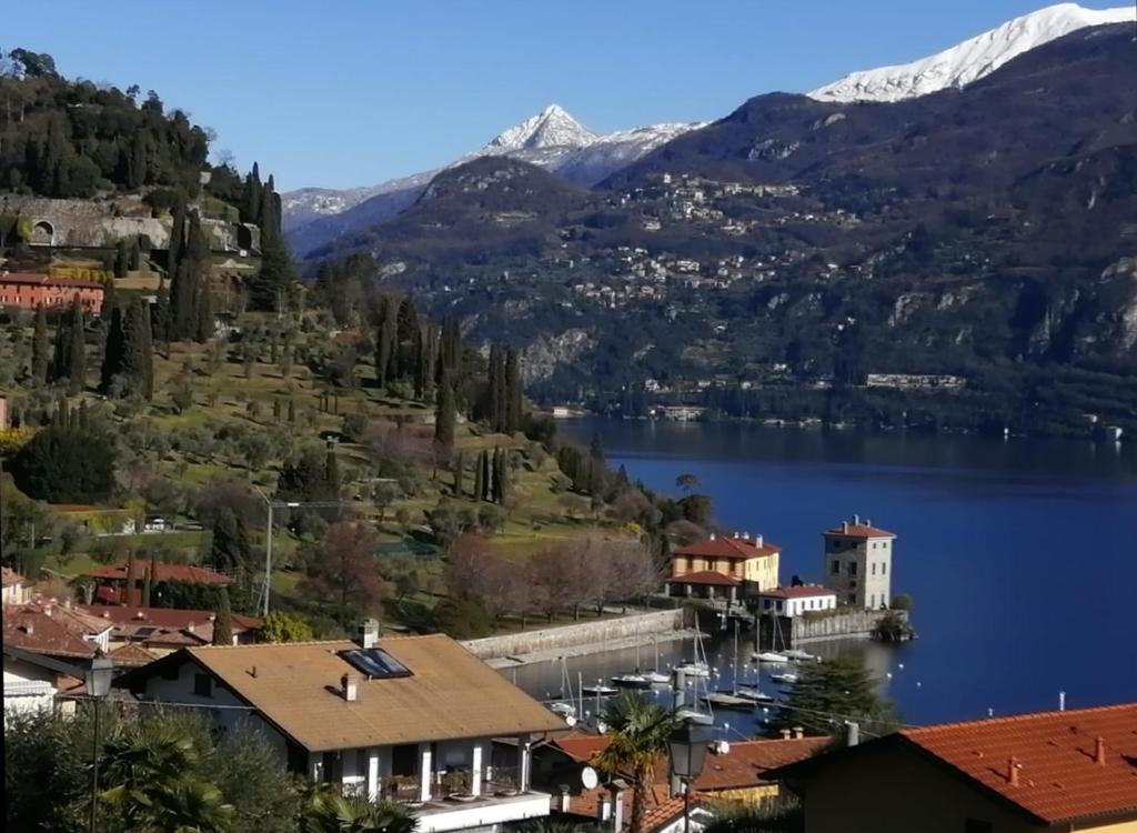 Blick auf eine Stadt mit See und Bergen in der Unterkunft Bellagio Holiday Home in Bellagio