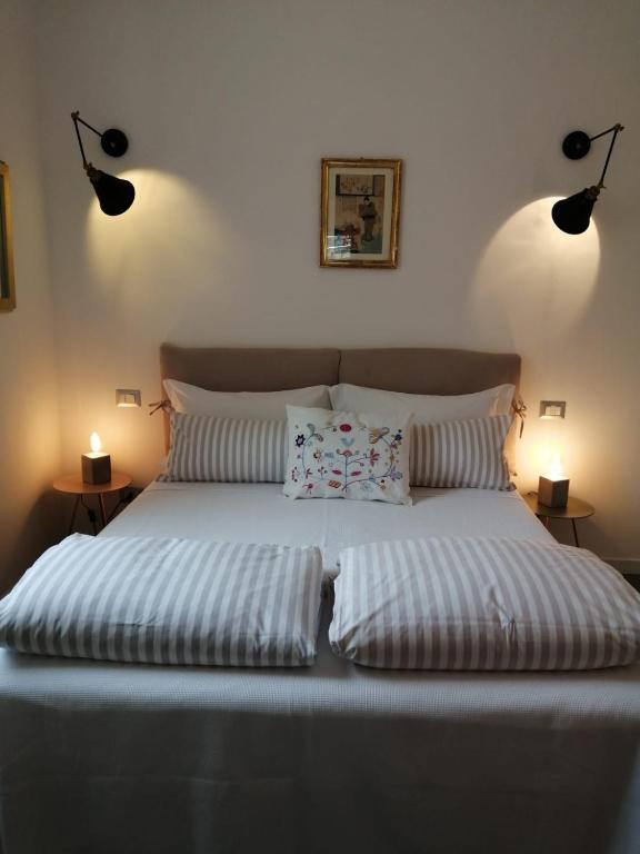 A bed or beds in a room at Bellagio Holiday Home