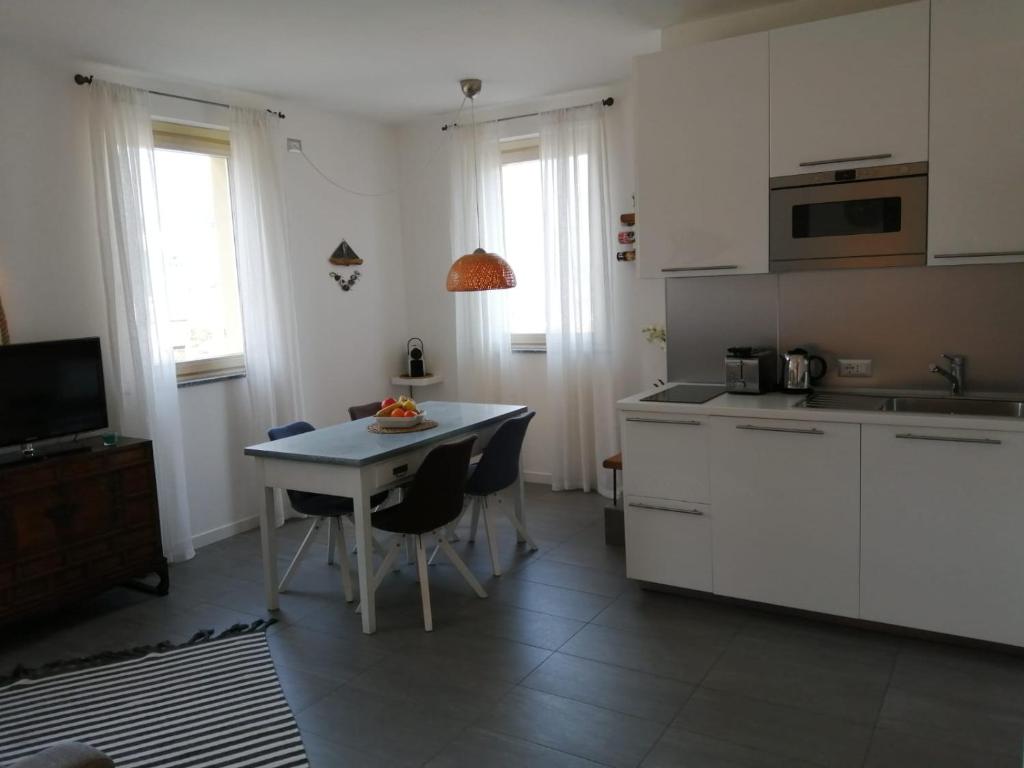 A kitchen or kitchenette at Bellagio Holiday Home