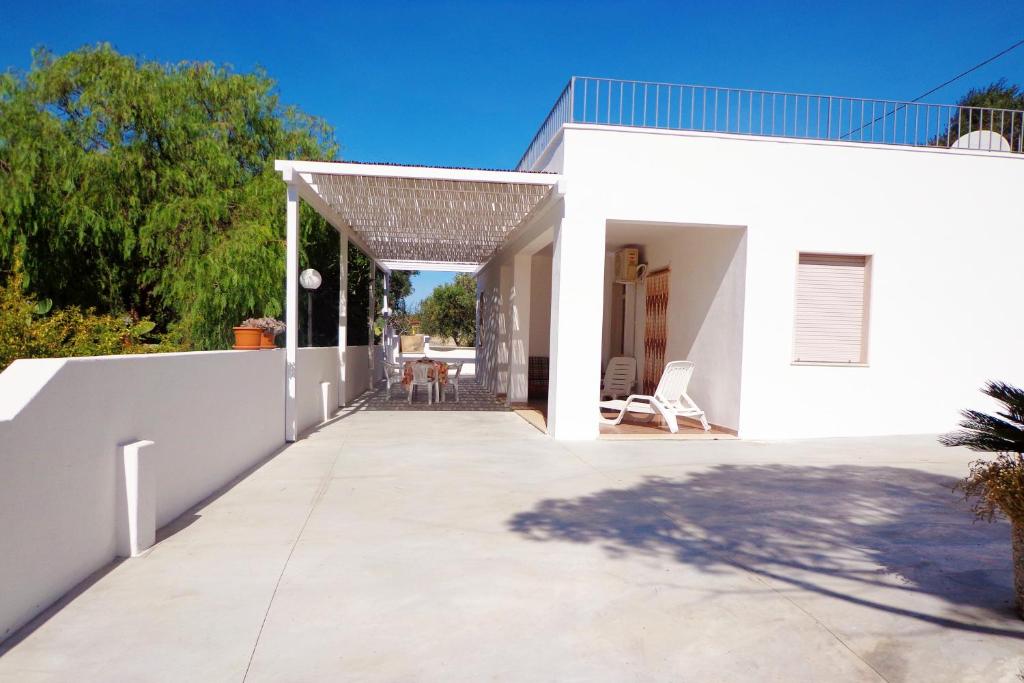Casa blanca con valla blanca y patio en Villetta indipendente con giardino 400m dal mare Rif. 448 en Leuca