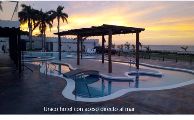 un parque con bancos y un pabellón en la playa en Hotel Castillo del Mar, en Ríohacha