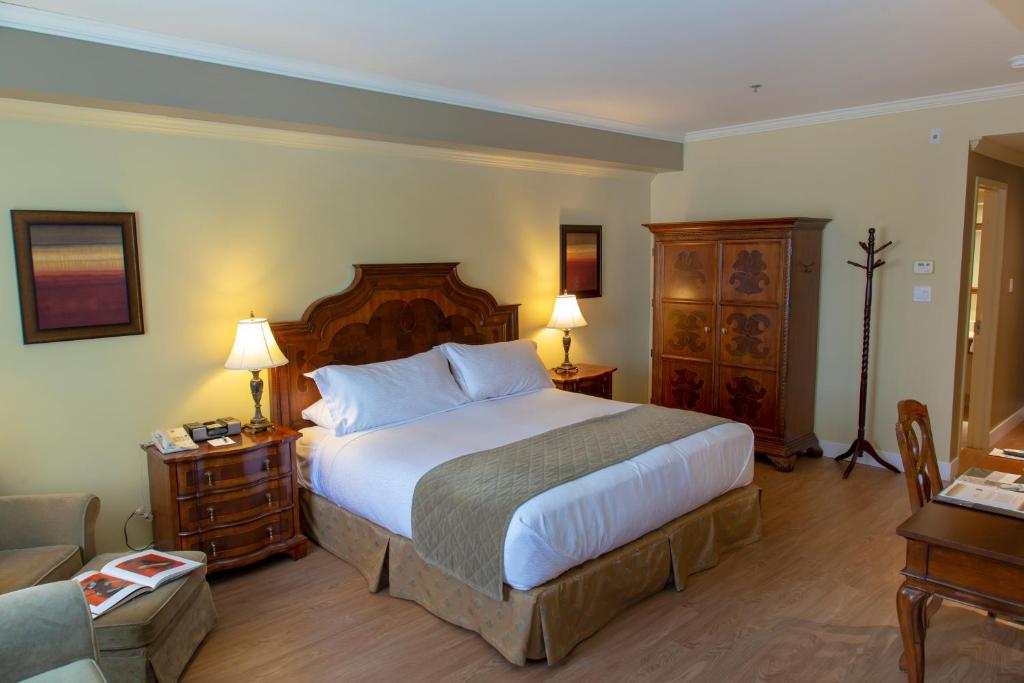 Postel nebo postele na pokoji v ubytování Hotel Brossard