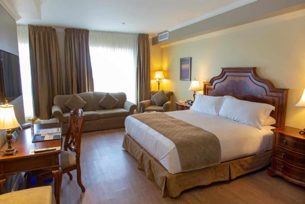 Postel nebo postele na pokoji v ubytování Hotel Brossard