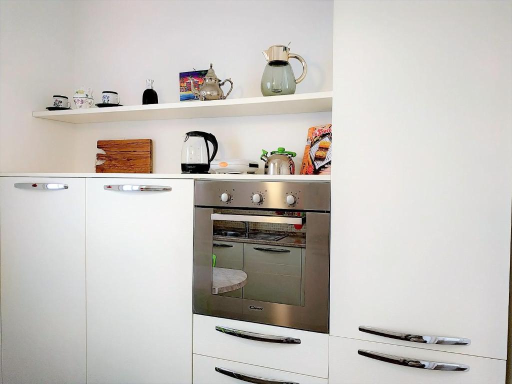 A kitchen or kitchenette at CASAVIVA - Casa Vacanze Betti a Rapallo con terrazza