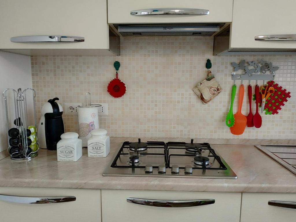 A kitchen or kitchenette at CASAVIVA - Casa Vacanze Betti a Rapallo con terrazza