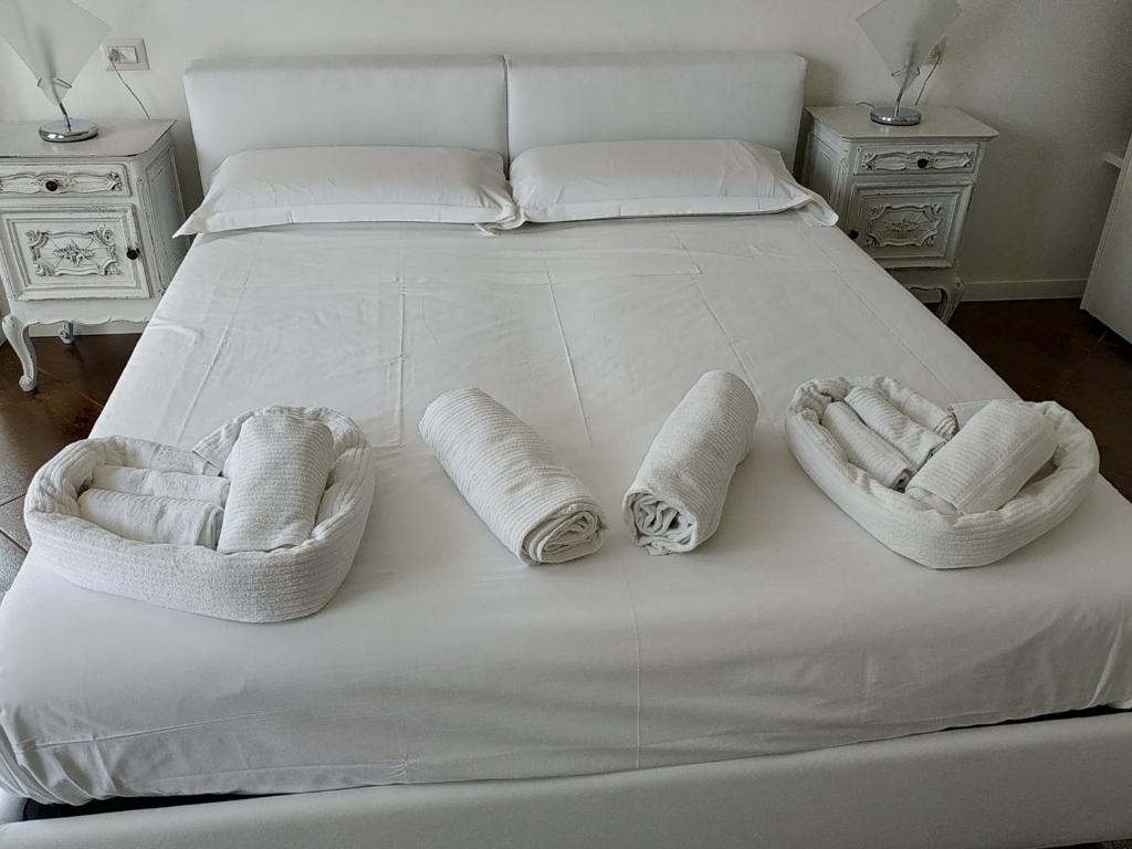 A bed or beds in a room at CASAVIVA - Casa Vacanze Betti a Rapallo con terrazza