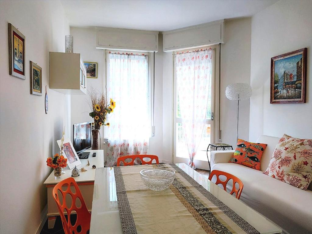 A seating area at CASAVIVA - Casa Vacanze Betti a Rapallo con terrazza