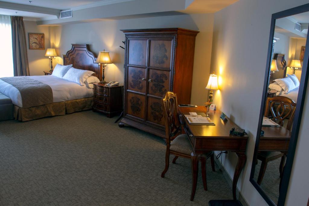 Postel nebo postele na pokoji v ubytování Hotel Brossard