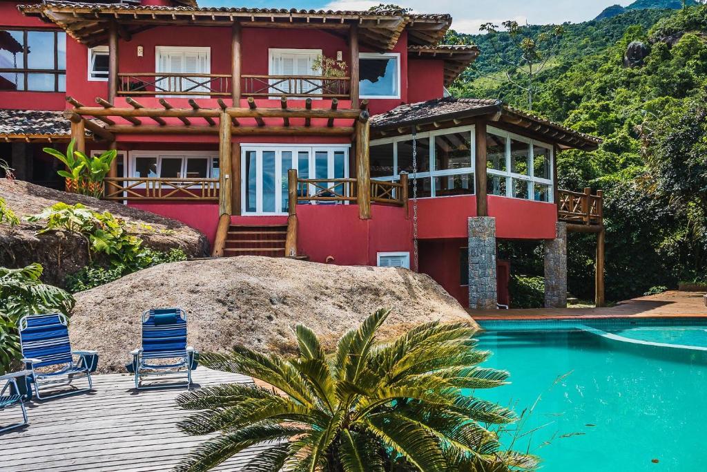 Casa con terraza y piscina en Casa de luxo com vista para o mar em Ilhabela, en Ilhabela