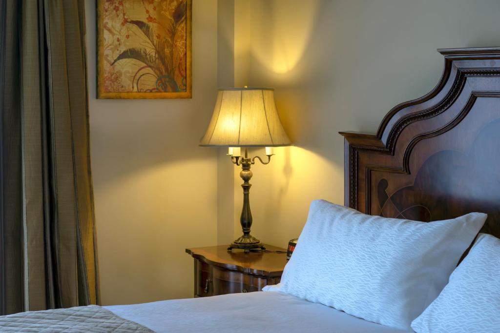 Postel nebo postele na pokoji v ubytování Hotel Brossard