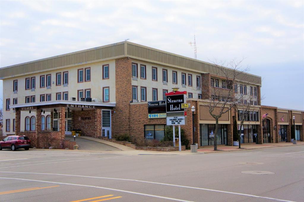 a building on the corner of a street at Stearns Hotel in Ludington