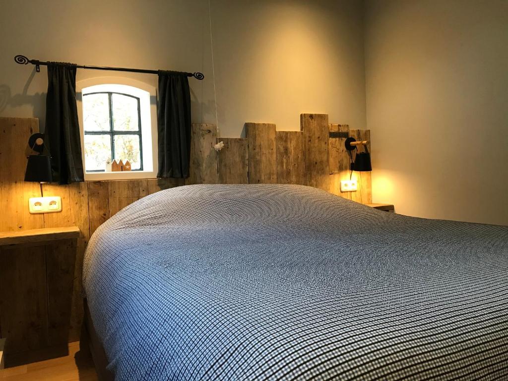 Een bed of bedden in een kamer bij Apartment An De Brink