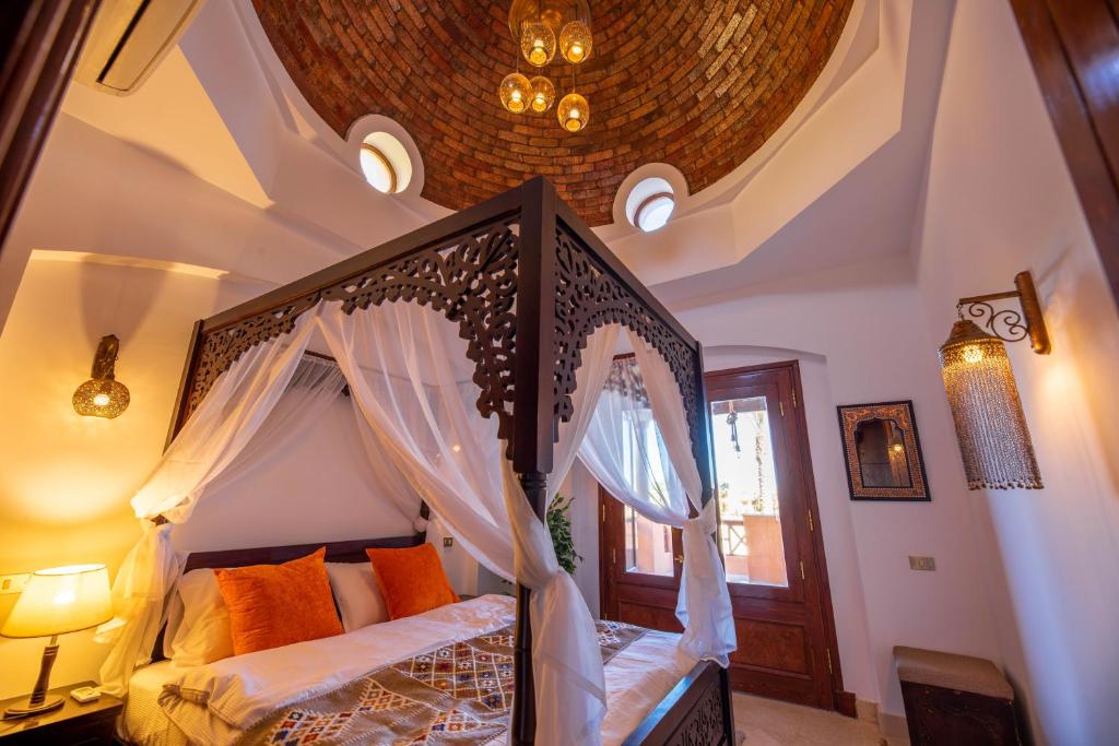 Postel nebo postele na pokoji v ubytování Charming Lagoon Villa with pool Egyptian Style -Sabina 117