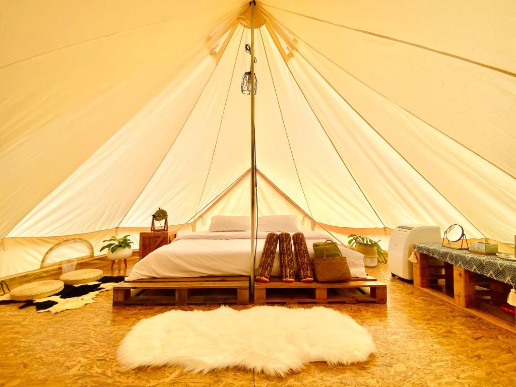 Postel nebo postele na pokoji v ubytování Tanoshi Glamping In Khao Sok