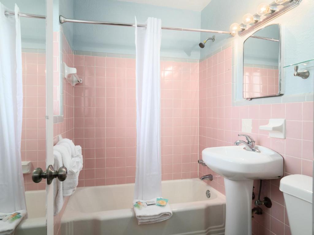 Ein Badezimmer in der Unterkunft South Beach Inn - Cocoa Beach