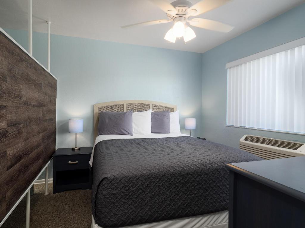 Ein Bett oder Betten in einem Zimmer der Unterkunft South Beach Inn - Cocoa Beach