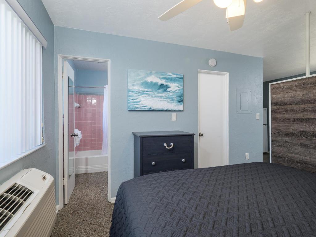 Postel nebo postele na pokoji v ubytování South Beach Inn - Cocoa Beach
