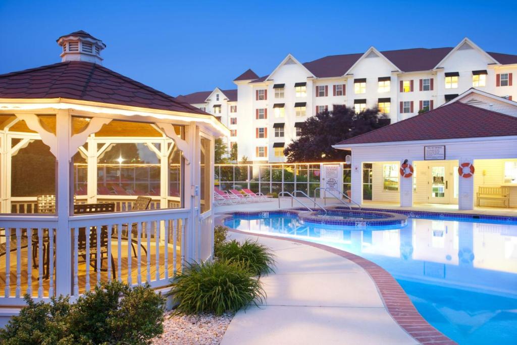赫爾希的住宿－赫爾希藍綠度假套房酒店，一座带凉亭的酒店游泳池