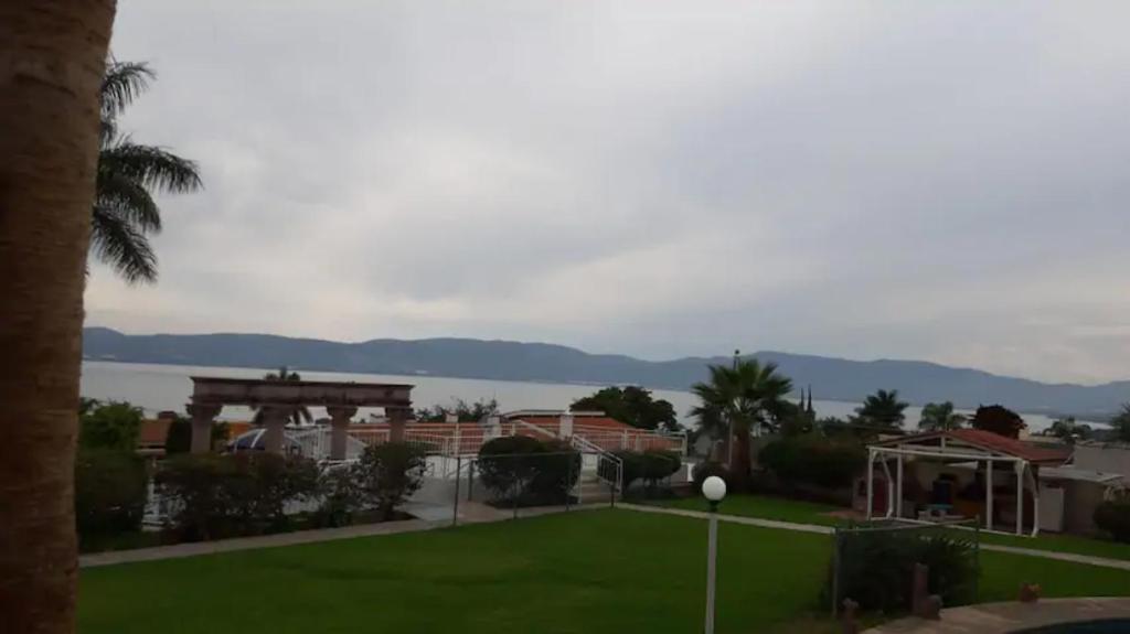 un patio con vistas al agua en departamento paraiso estrella Raquet Club, en San Juan Cosalá