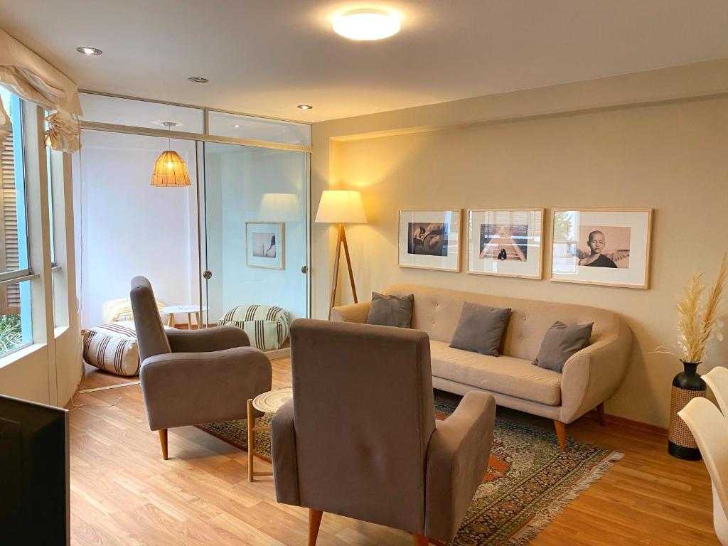 リマにあるNomad By Wynwood Houseのソファと椅子2脚のあるリビングルーム