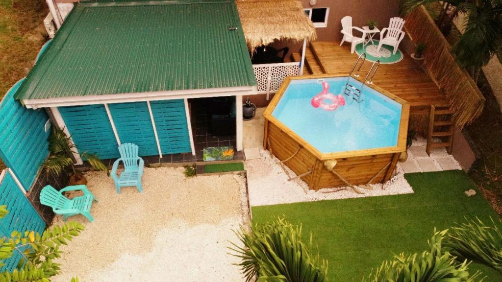 una vista aérea de una casa con piscina en Le Goyavier, en Le Robert