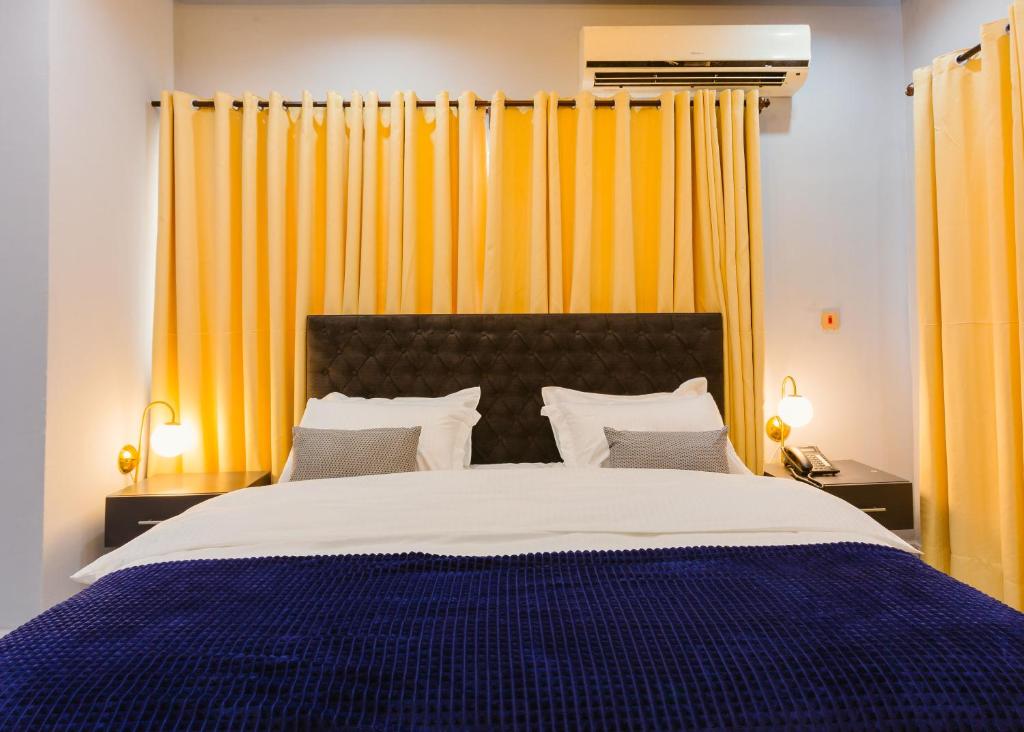 The Avery Suites, East Legon客房内的一张或多张床位