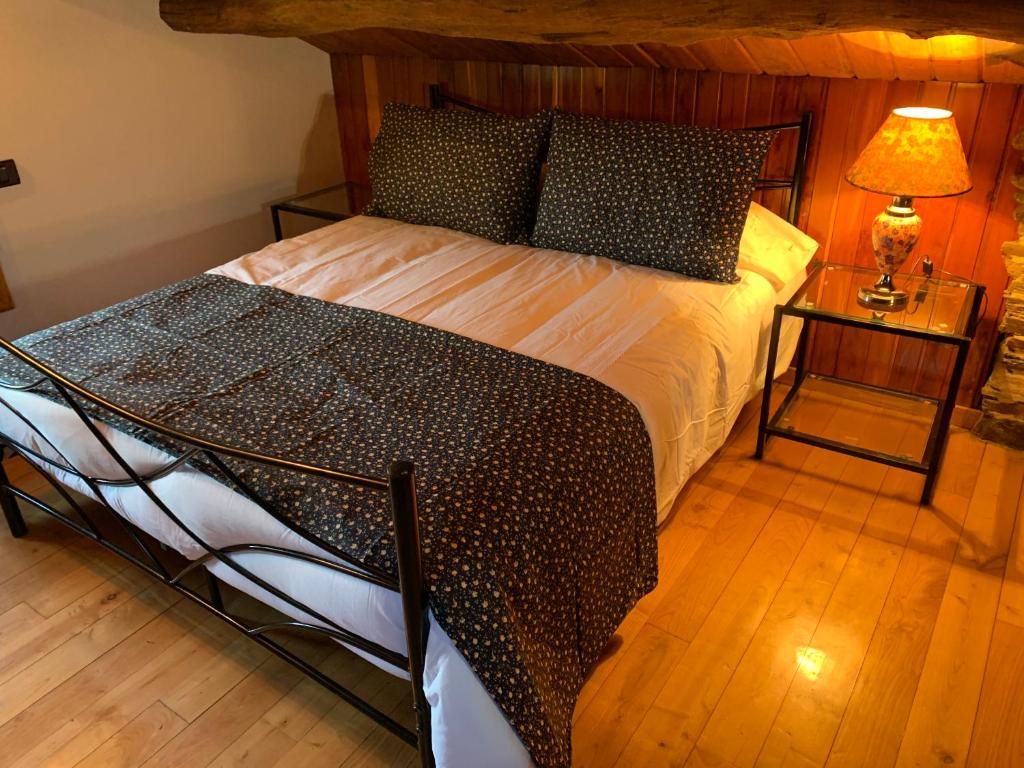 A bed or beds in a room at Casa Ferreiro - Campo da Cruz - Lugo