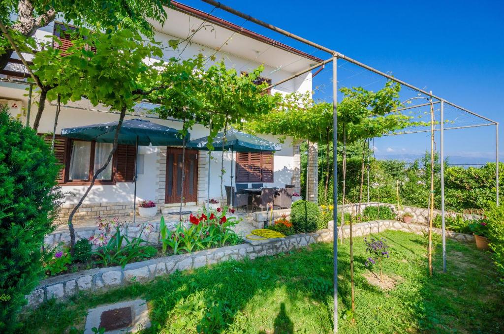 ロパールにあるApartments Marija & Linoの家の前庭