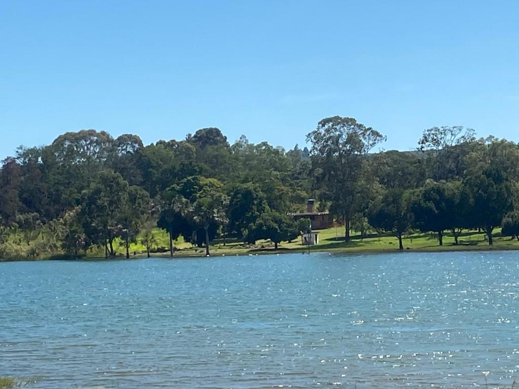  Belíssima chácara a beira da lagoa.