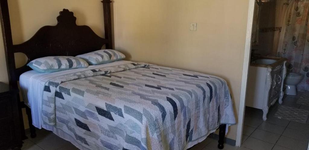 Postel nebo postele na pokoji v ubytování Chaudhry Holiday House Montego Bay