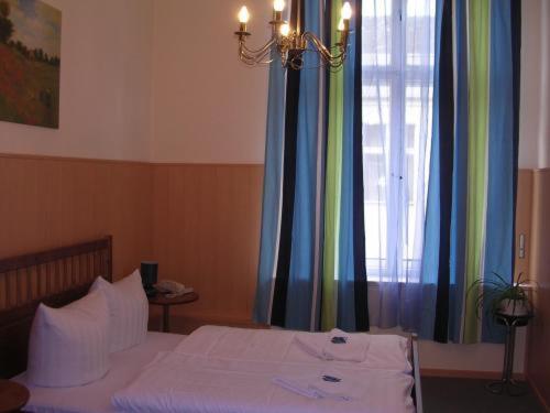 Postel nebo postele na pokoji v ubytování Hotel-Pension Rheingold am Kurfürstendamm