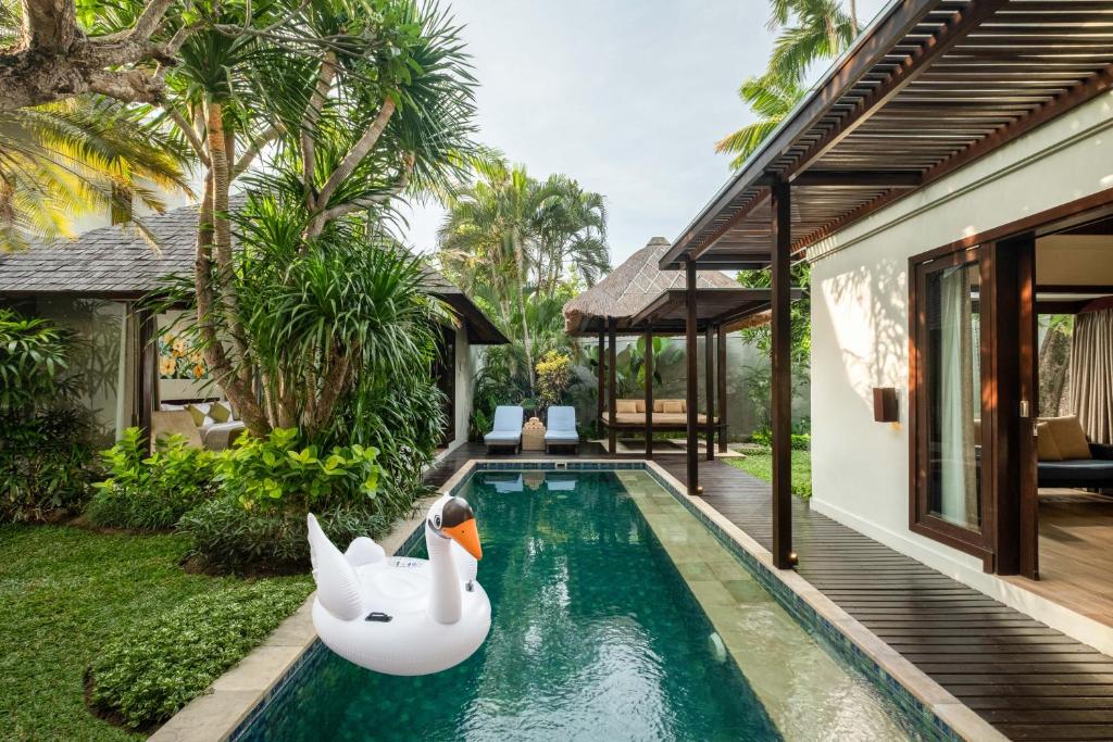 Piscina de la sau aproape de Le Jardin Villas Seminyak
