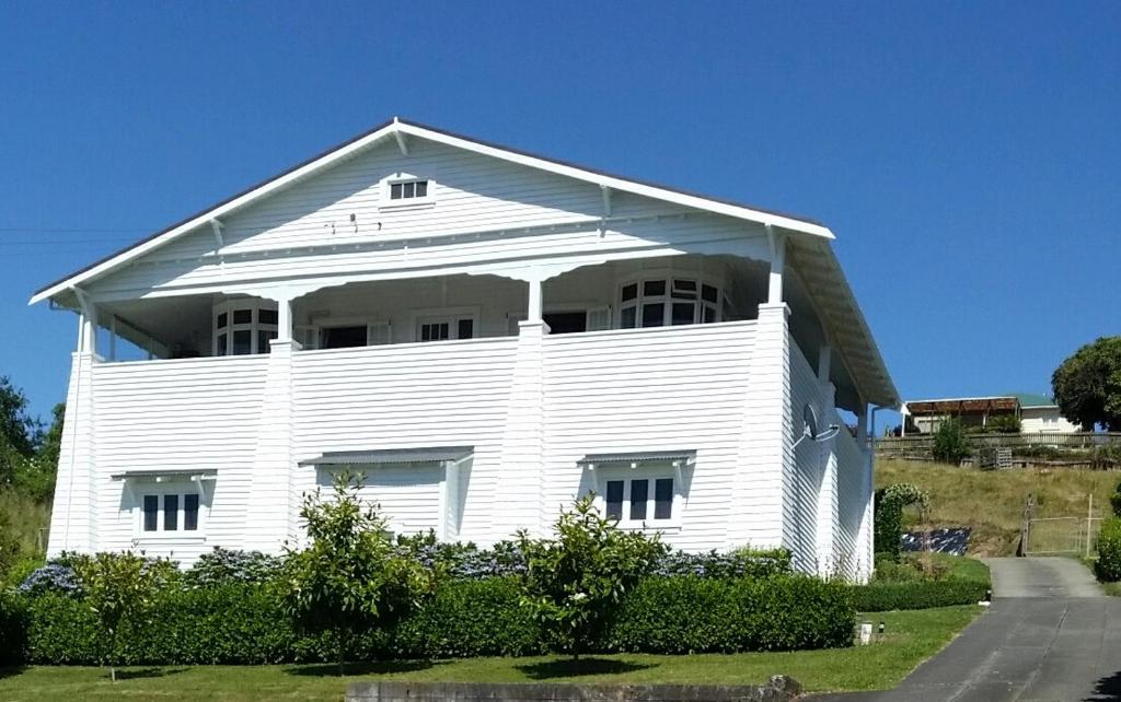 una grande casa bianca con finestre sul lato di The White House Taihape a Taihape