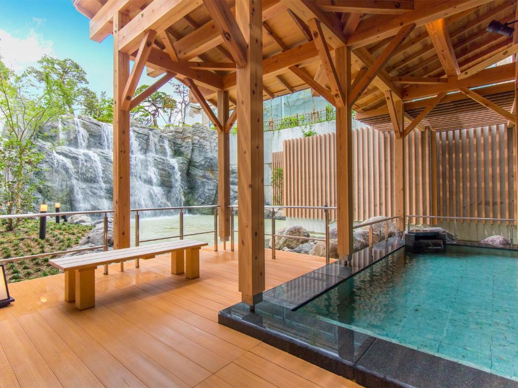 un pavillon avec une piscine et un banc sur une terrasse dans l'établissement Tendo Hotel, à Tendō