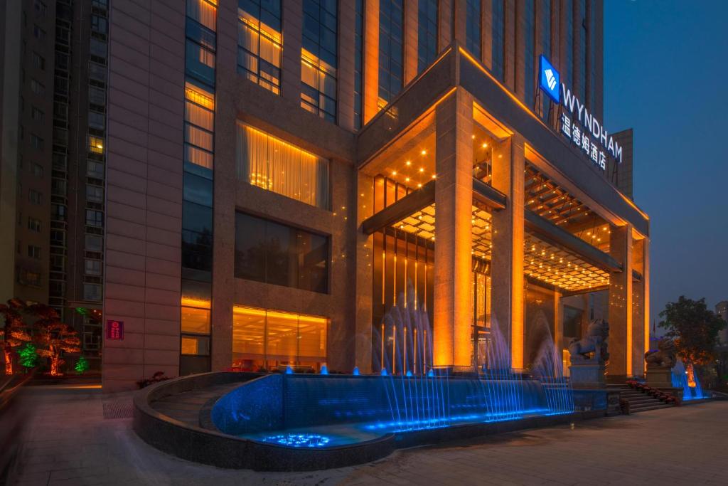 Bazén v ubytování Wyndham Shiyan Downtown nebo v jeho okolí