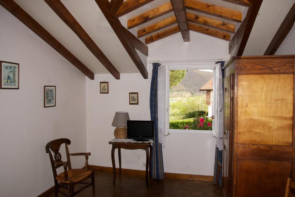 Camera con scrivania, computer e finestra. di Chambres d'Hôtes Garicoitz a Saint-Jean-Pied-de-Port