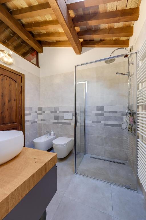 Koupelna v ubytování Ca' Gremal - Casa vacanze tra le colline del Garda - Calmasino di Bardolino