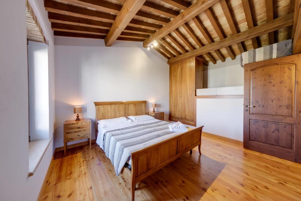 Postel nebo postele na pokoji v ubytování Ca' Gremal - Casa vacanze tra le colline del Garda - Calmasino di Bardolino