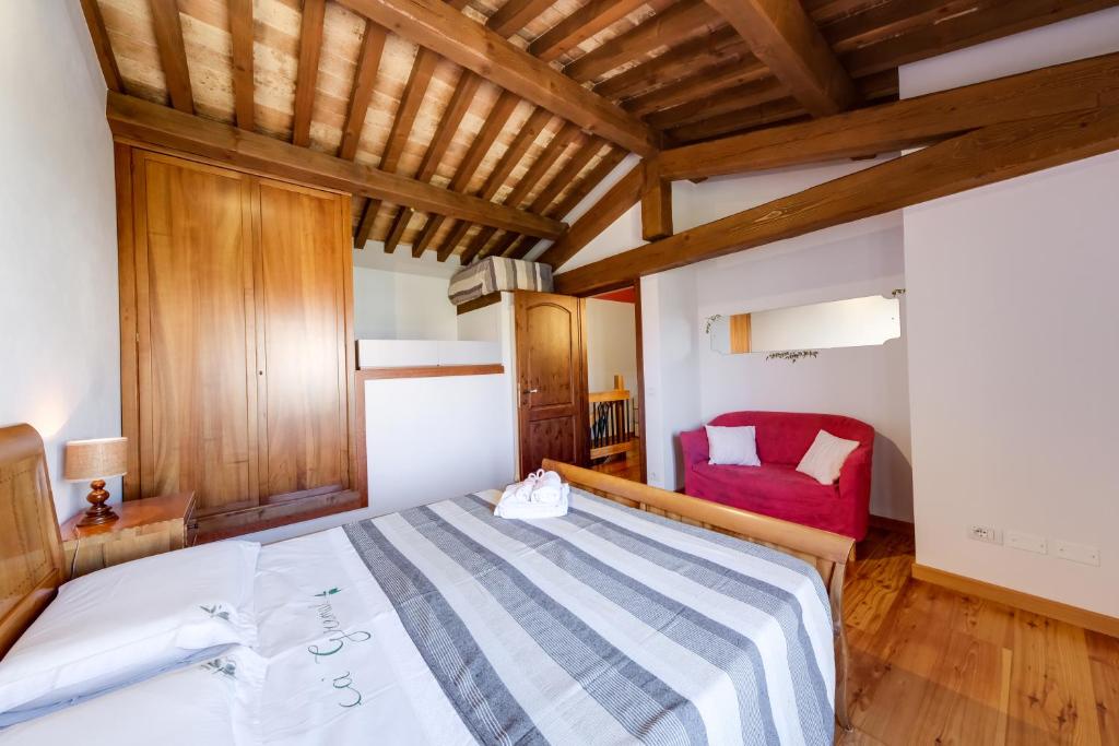 Postel nebo postele na pokoji v ubytování Ca' Gremal - Casa vacanze tra le colline del Garda - Calmasino di Bardolino