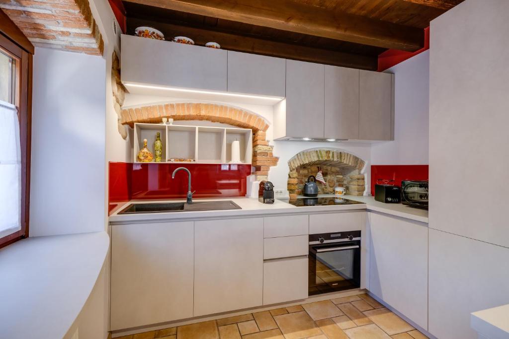 Kuchyň nebo kuchyňský kout v ubytování Ca' Gremal - Casa vacanze tra le colline del Garda - Calmasino di Bardolino