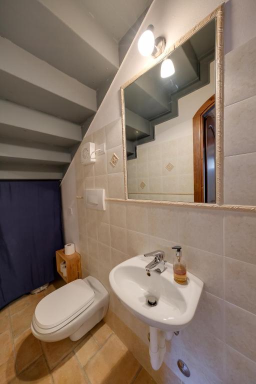 Koupelna v ubytování Ca' Gremal - Casa vacanze tra le colline del Garda - Calmasino di Bardolino
