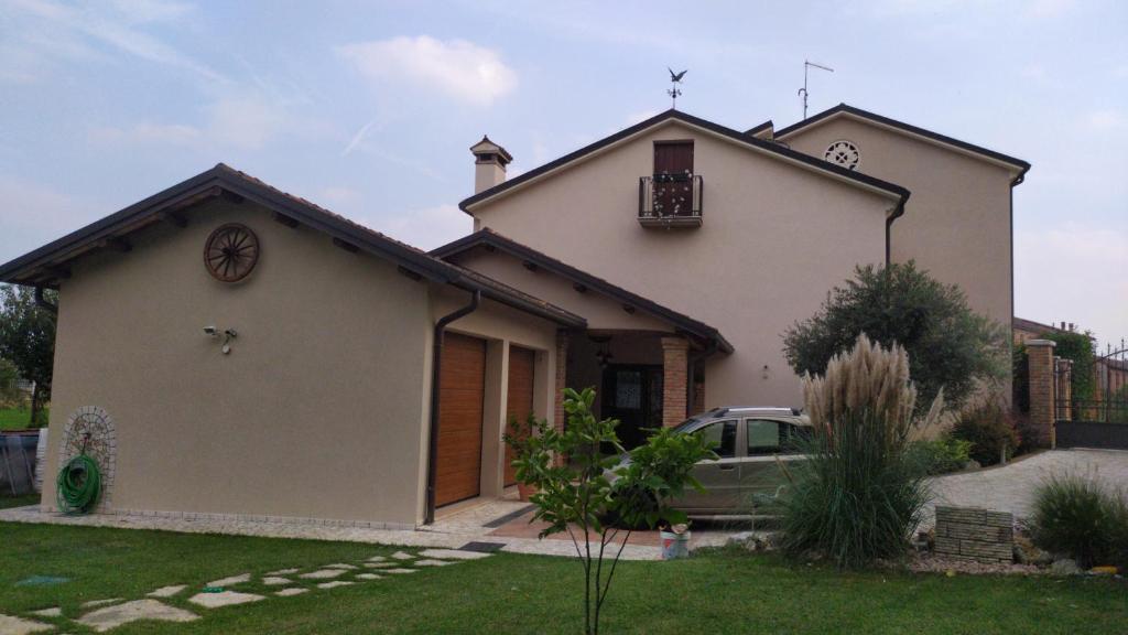 una casa con un coche aparcado delante de ella en Residenza Airone en Vicenza