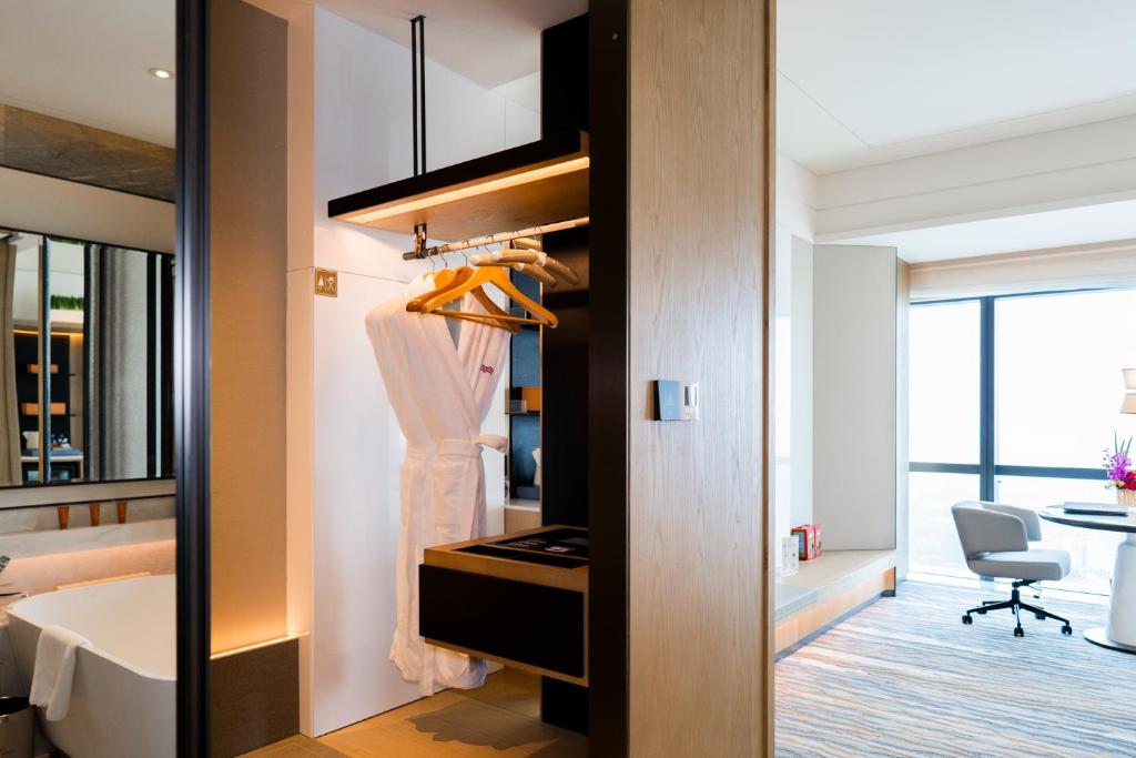 Postel nebo postele na pokoji v ubytování Crowne Plaza Shenzhen Nanshan by IHG