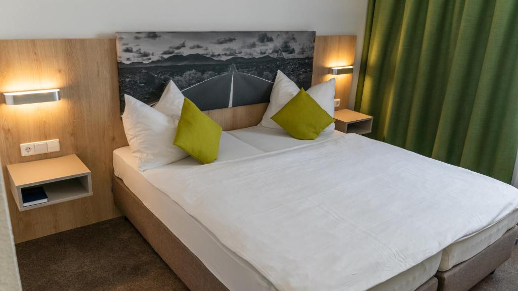 Postel nebo postele na pokoji v ubytování Highway Hotel