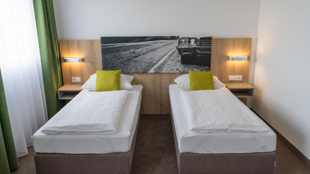 Postel nebo postele na pokoji v ubytování Highway Hotel